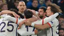 Pemain PSG merayakan kemenangan atas Chelsea 2-1 pada leg kedua babak 16 besar Liga Champions di Stadion Stamford Bridge, Kamis (10/3/2016) dini hari WIB. PSG lolos ke babak perempat final berkat unggul agregat 4-2. (AFP/Glyn Kirk)