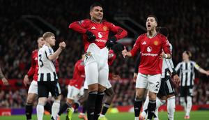 Gelandang Manchester United, Casemiro, terlihat kesal saat bersua Newcastle United pada laga pekan ke-18 Premier League di Old Trafford, Sabtu (27/12/2025) dini hari WIB. Meski begitu, Casemiro turut membantu MU meraih kemenangan 1-0 atas Newcastle. (AFP/Darren Staples)