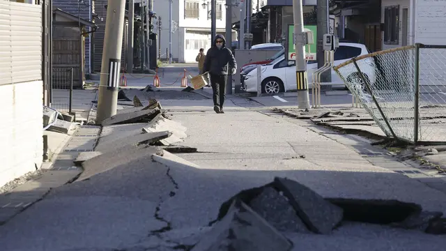 Gempa Besar di Jepang Picu Tsunami