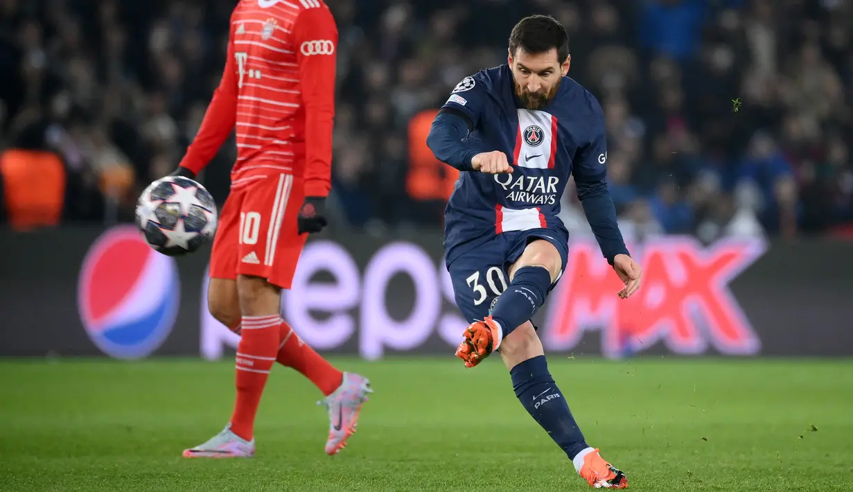 <p>Penyerang PSG, Lionel Messi (kanan) melakukan tendangan bebas saat bertanding melawan Bayern Muenchen selama pertandingan leg pertama babak 16 besar Liga Champions di stadion Parc des Princes di Paris, Rabu (15/2/2023). Bayern menang tipis atas PSG dengan skor 1-0. (AFP/Franck Fife)</p>