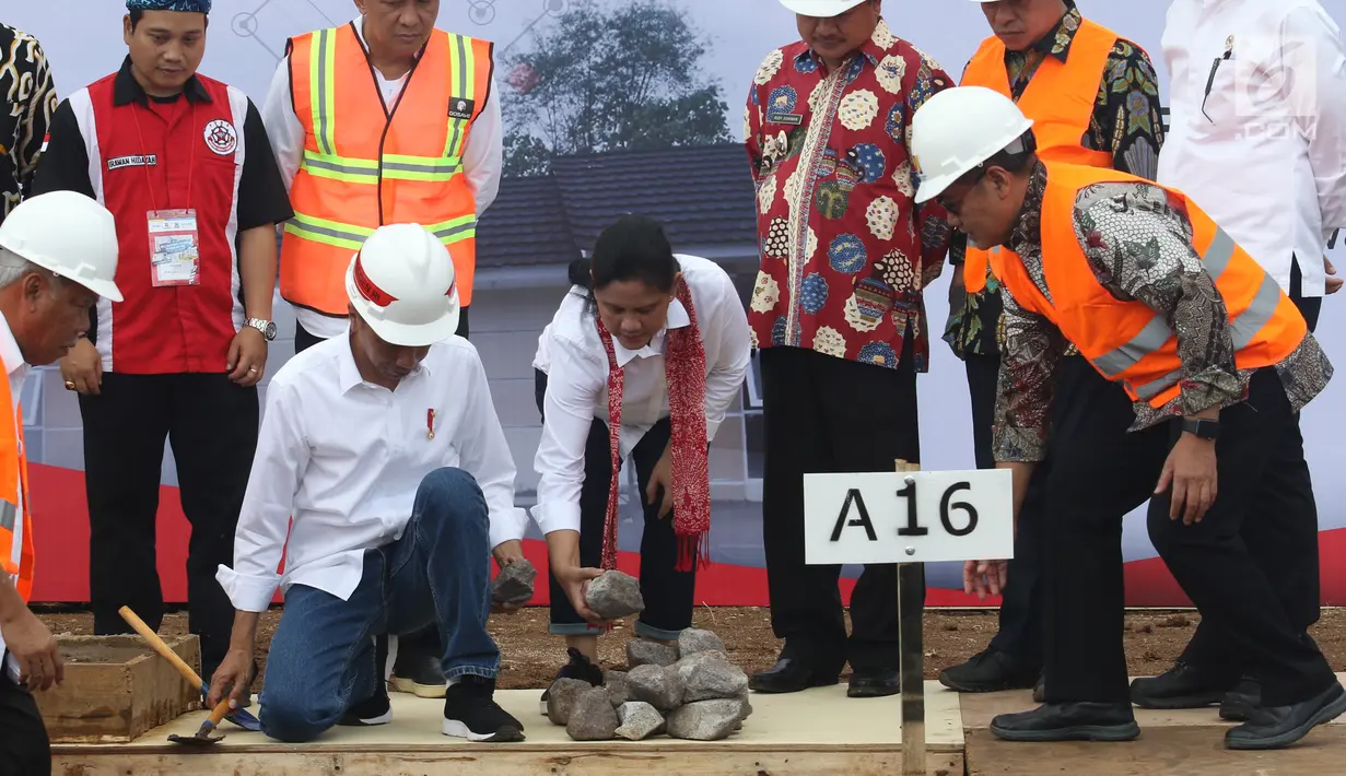 Presiden Joko Widodo didampingi Ibu Negara Iriana melakukan peletakan batu pertama pembangunan rumah untuk PPRG di Garut Jawa Barat, Sabtu (19/1/). (Liputan6.com/Angga Yuniar)