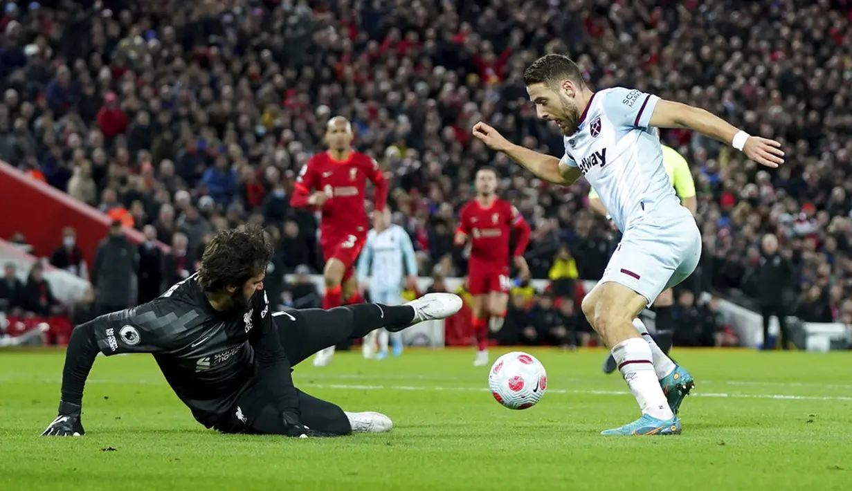 Penjaga gawang Liverpool Alisson jatuh ke tanah saat pemain West Ham United Nikola Vlasic (kanan) gagal mencetak gol pada pertandingan sepak bola Liga Inggris di Stadion Anfield, Liverpool, Inggris, 5 Maret 2022. Liverpool menang 1-0. (AP Photo/Jon Super)