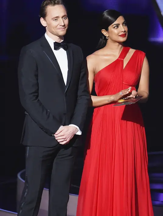 Selain bertukar nomor telepon, mengakhiri pertemuannya saat itu, Tom dan Pryanka bercipika-cipiki dan mengucapkan selamat tinggal. (AFP/Bintang.com)