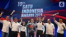 Presiden Direktur Astra Prijono Sugiarto (tengah) foto bersama dengan penerima apresiasi pada Malam Penghargaan 10th SATU Indonesia Awards 2019 di Jakarta, Jumat (4/10/2019). Keenam penerima apresiasi tersebut akan mendapat dana pembinaan Rp60 juta. (Liputan.com/HO/Eko)