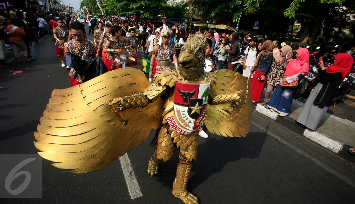 Boneka Garuda Pancasila mengikuti pawai budaya nusantara untuk mendukung gerakan pencegahan paham radikal terorisme di Maliboro, Yogyakarta, (29/10/2015). Acara yang di gelar BNPT juga membagikan buku bahaya ISIS radikalisme teroris. (Boy T Harjanto)
