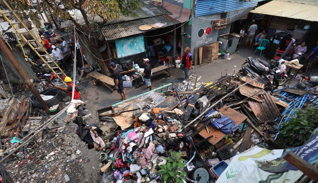 Aktivitas penduduk dan petugas di letak jejak kebakaran di permukiman padat masyarakat di Jalan Kemayoran Gempol belakang Pasar Jiung, Kelurahan Kebon Kosong, Kecamatan Kemayoran, Jakarta Pusat, Selasa (2/6/2026). (Kapanlagi.com/Budy Santoso)