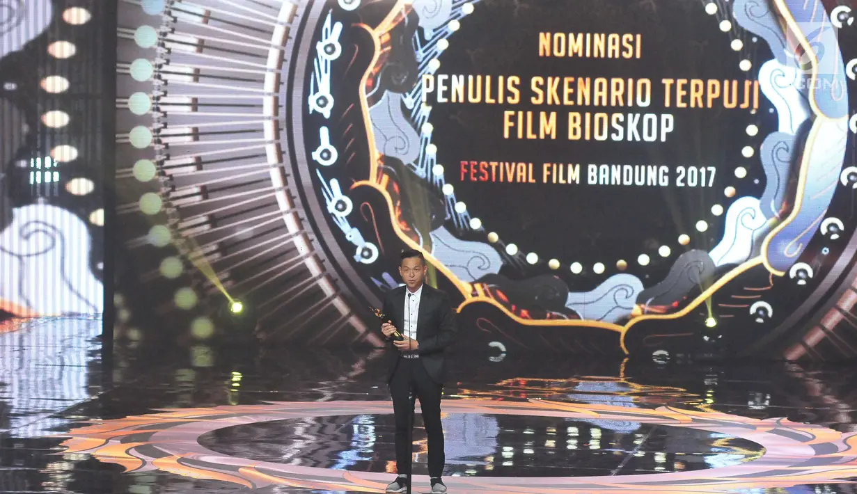 Aktor Ernest Prakasa menerima penghargaan Penulis Skenario Terpuji Film dalam ajang Festival Film Bandung 2017 di studio 6 Emtek, Jakarta (22/10). (Liputan6.com/Helmi Afandi)