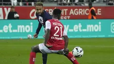 Penyerang Paris Saint-Germain (PSG) Neymar menyelipkan bola melewati gelandang Reims Azor Matusiwa dalam pertandingan pekan ke-10 Liga Prancis di Stade Auguste-Delaune II, Minggu (9/10/2022) dini hari WIB. PSG harus puas bermain imbang 0-0 melawan Stade de Reims. (AP Photo/Michel Euler)
