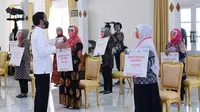 Presiden Joko Widodo berbincang-bincang dengan para penerima Bantuan Presiden (Banpres) Produktif bagi pelaku usaha mikro di Yogyakarta, Jumat (28 Agustus 2020). (Dok BNI)