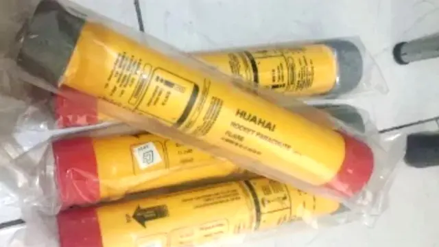Parasut Sinyal, atau suar sinyal yang biasa digunakan kapal laut. (Foto: Liputan6.com/Sugeng DZ/Muhamad Ridlo)