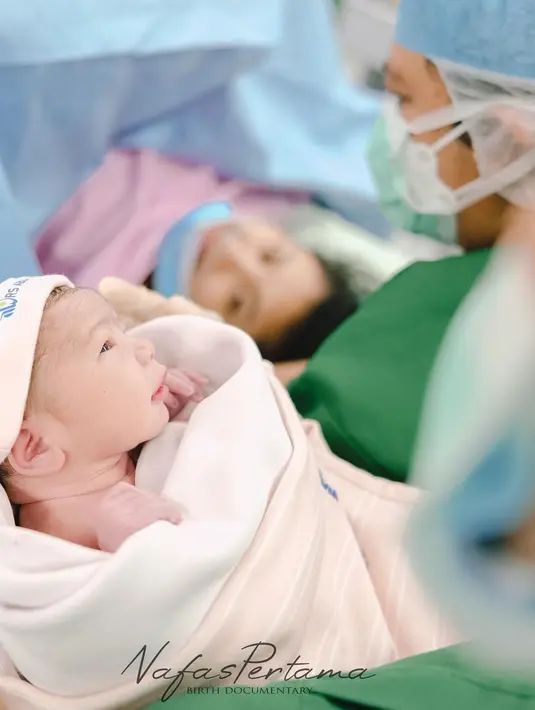 Adipati mengunggah foto persalinan sang istri dan wajah sang putri di akun instagramnya [instagram/adipati]