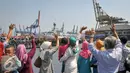 Sejumlah keluarga melambaikan tangan saat melepas Satgas Maritime Task Force (MTF) TNI Konga XXVIII-H Unfil Lebanon Tahun 2015 di Dermaga Mako Kolinlamil, Jakarta, Kamis (27/8/2015). (Liputan6.com/Faizal Fanani)