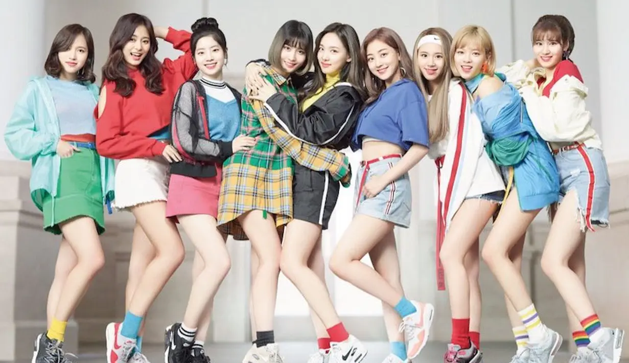 Akan tetapi Naeyeon malah menunjuk ke arah Jungyeon karena ia memiliki darah akting. Seperti diketahui, Jungyeon merupakan adik dari aktris ternama, Hong Seung Yeon. (Foto: Soompi.com)