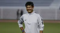 Pelatih Timnas Indonesia U-22, Indra Sjafri, tertawa saat memimpin latihan di Stadion Rizal Memorial, Manila, Jumat (22/11). Latihan ini persiapan jelang laga SEA Games 2019. (Bola.com/M Iqbal Ichsan)