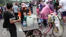 Pedagang kaki lima (PKL) menjajakan barang dagangannya di kawasan car free day, Jakarta, Minggu (14/5). Meskipun telah dilarang, namun kurangnya pengawasan menyebabkan banyak PKL yang kembali berjualan di kawasan tersebut. (Liputan6.com/Immanuel Antonius)