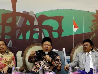 Wakil Ketua DPR Fahri Hamzah (tengah) bersama Wakil Ketua Komisi II Herman Khaeron (kiri) dan Anggota Komisi XI Johnny G Plate (kanan) saat diskusi Dialektika Demokrasi di Gedung Nusantara III, Jakarta, Kamis (4/10). (Liputan6.com/JohanTallo)