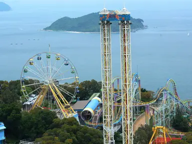 Pemandangan Ocean Park yang bisa terlihat dari atas Cable Car, Hong Kong (18/5). Ocean Park ini memiliki lebih dari 80 wahana bermain seru, salah satunya adalah Ferris Wheel setinggi 24 meter. (Liputan6.com/Ahmad Ibo)