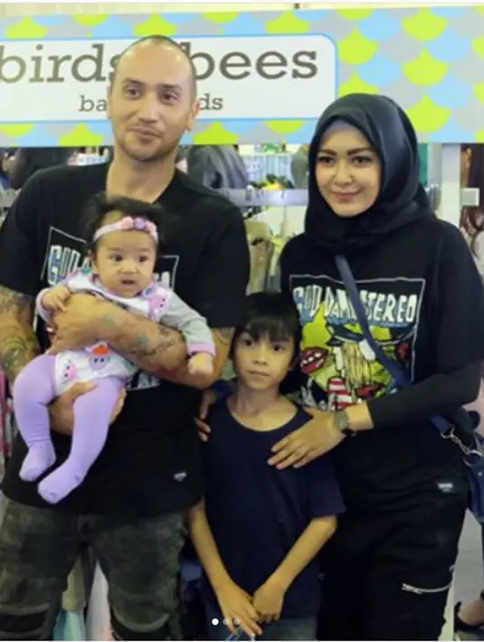 "Dari sholat iya, tapi untuk yang utama itu wajib diwajibkan. Mau bagus langsung setelah azan, tapi sekarang masih belajar," ungkap Gary Iskak saat ditemui di kawasan Ampera, Jakarta Selatan, Rabu (26/4/2017). (Instagram/richaiskak)