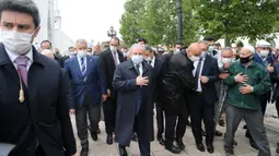 Ketua Parlemen Turki Mustafa Sentop (tengah) menghadiri salat Jumat di luar sebuah masjid di Ankara, 29 Mei 2020. Masjid-masjid di seluruh Turki pada Jumat (29/5) kembali dibuka sebagai bagian dari proses normalisasi di tengah melambatnya penyebaran COVID-19 di negara tersebut. (Xinhua/Mustafa Kaya)