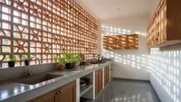 8 Inspirasi Dapur Belakang dengan Ventilasi Roster Sepanjang Dinding, Solusi Tanpa Bau dan Lembap