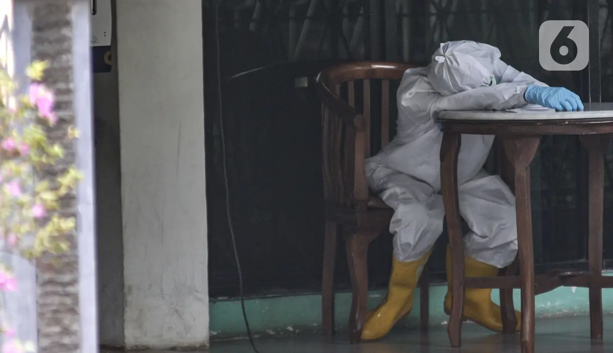 Tenaga kesehatan tidur kelelahan di sela bertugas di Graha Wisata TMII, Jakarta, Selasa (22/6/2021). Lonjakan kasus aktif Corona menyebabkan kapasitas kamar isolasi pasien OTG Covid-19 di Graha Wisata TMII telah terisi penuh usai pada hari ini tercatat kedatangan 6 pasien. (merdeka.com/Iqbal S Nugro