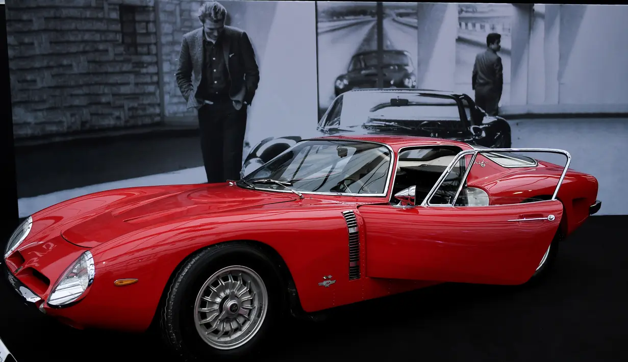 Mobil Iso Grifo A3-C 1964 yang merupakan milik bintang rock asal Prancis Johnny Hallyday dipamerkan sebelum dilelang di Paris, Prancis (6/2). Mobil mewah berwana merah ini akan dilelang oleh rumah lelang RM Sotheby. (AFP/Stephane De Sakutin)
