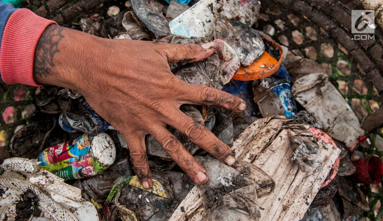 Seorang pemulung memungut sampah di TPA Bantar Gebang, Kota Bekasi, Jawa Barat.  (Liputan6.com/Yoppy Renato)