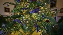 Detail dekorasi pohon Natal yang menghiasi Blue Room selama pratinjau 2018 di Gedung Putih, Washington DC, Senin (26/11). Tema dekorasi yang diangkat tahun 2018 ini adalah 'American Treasures'. (AP/Carolyn Kaster)