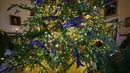 Detail dekorasi pohon Natal yang menghiasi Blue Room selama pratinjau 2018 di Gedung Putih, Washington DC, Senin (26/11). Tema dekorasi yang diangkat tahun 2018 ini adalah 'American Treasures'. (AP/Carolyn Kaster)