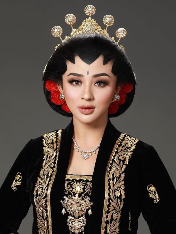 Selebriti tampil bergaya pengantin Jawa (Sumber: Instagram/marginw)