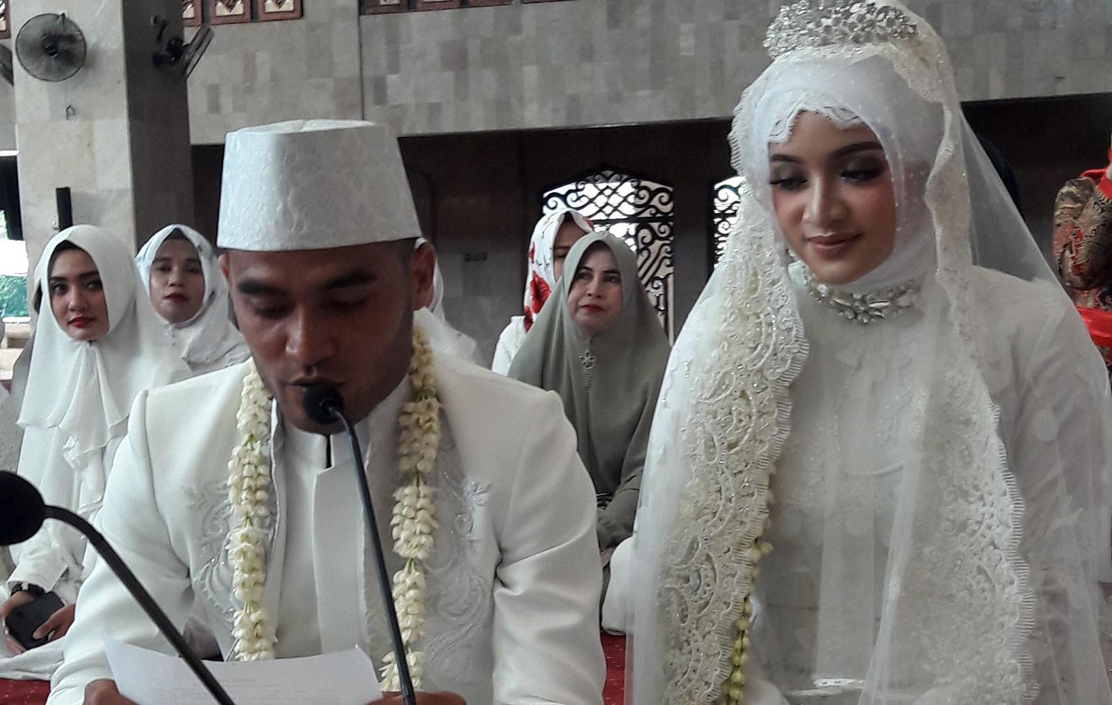 Pemain Barito Putera, Rizky Pora, melangsungkan pernikahan dengan Andhini Dwi Septiani di Banjarmasin, Jumat (27/4/2018). (Bola.com/Permana Kusumadijaya)