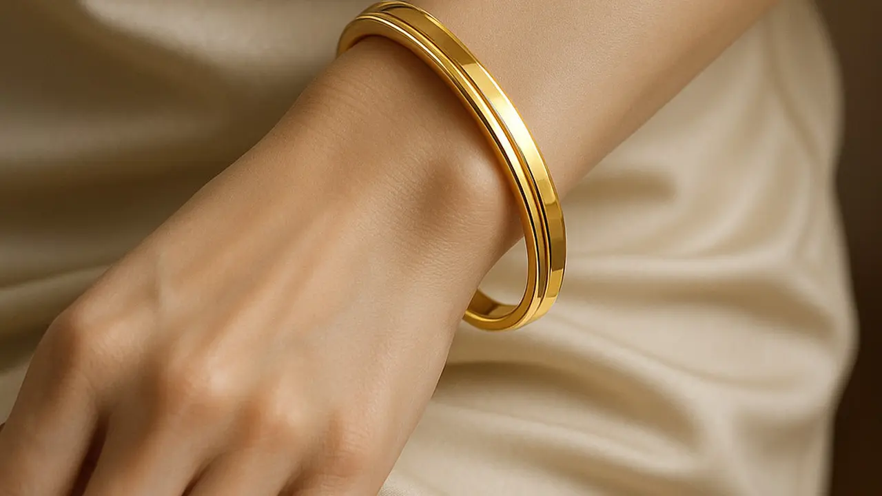 Inspirasi Model Gelang Oval Emas Biar Tangan Tampak Lebih Panjang
