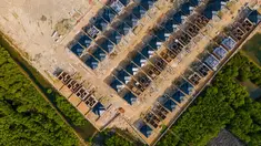 Foto udara menunjukkan pembangunan rumah-rumah yang baru merambah kawasan hutan bakau pada peringatan Hari Mangrove Sedunia di Banda Aceh pada 26 Juli 2025. (CHAIDEER MAHYUDDIN/AFP)