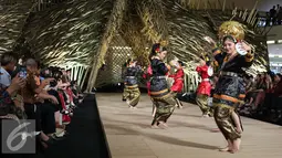 Sejumlah penari ikut memeriahkan acara fashion show 'Kenduri' yang menampilkan busana rancangan Desainer Edward Hutabarat di Senayan City, Jakarta, Senin (15/8). (Liputan6.com/Herman Zakharia)
