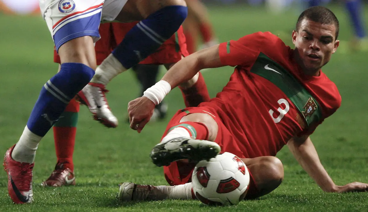 Alasan ketiga adalah duet lintas generasi jantung pertahanan Skuad Portugal yang sangat kokoh. Pepe, sebagai pemain paling gaek di Euro 2020 dan paling matang dalam pengalaman akan berduet dengan Ruben Dias, pemain muda yang enejik. (Foto: AFP/Patricia De Melo Moreira)