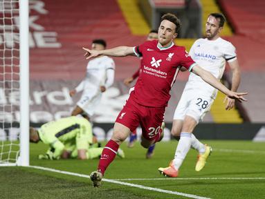 Pemain Liverpool, Diogo Jota, melakukan selebrasi usai mencetak gol ke gawang Leicester City pada laga Liga Inggris di Stadion Anfield, Senin (23/11/2020). Liverpool menang dengan skor 3-0. (AP Photo/Jon Super)