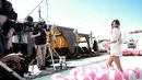 Fotografer saat mengabadikan model seksi Behati Prinsloo yang berpose di atas kolam renang dalam peluncuran pakaian renang Victoria Secret di hotel SLS di Beverly Hills, California, , USA (8/3). (Jason Kempin/Getty Images/AFP)