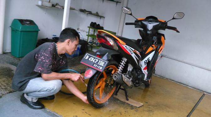 Banyak alasan yang membuat orang malas untuk mencuci motor sendiri di rumah, salah satunya adalah ketiadaan alat-alat 