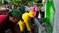 Wali Kota Surabaya Tri Rismaharini (Risma) turun ke lapangan untuk sidak dan bersih-bersih (Foto: Dok Twitter Humas Bangga Surabaya)