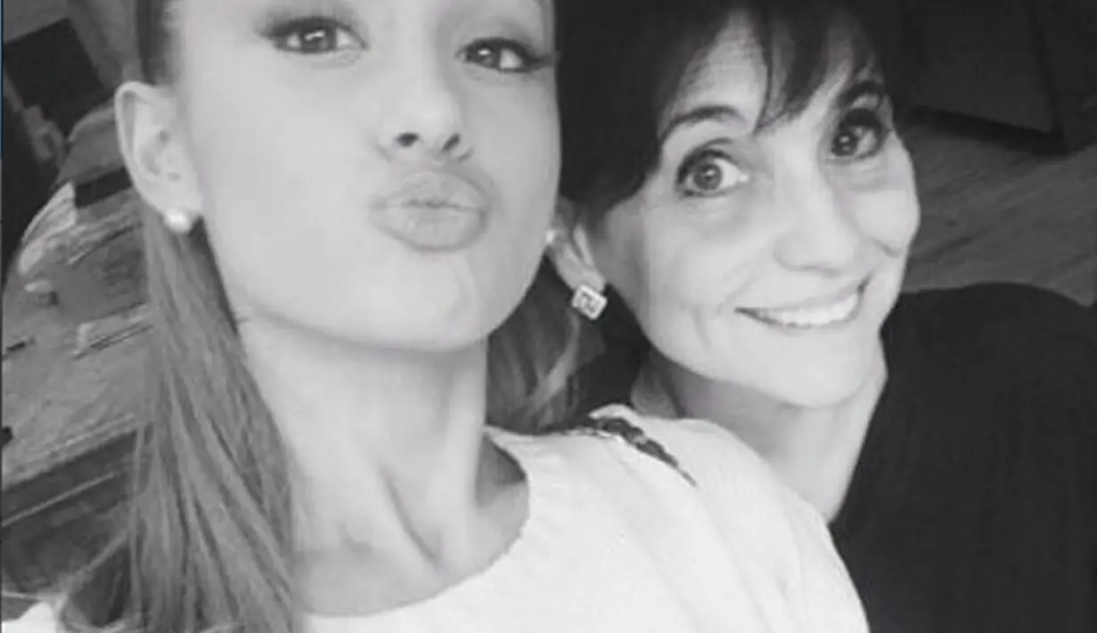 Saat konser berlangsung, Ariana memang ditemani sang ibu. Bahkan saat ledakan terdengar, Joan pun ikut menenangkan para penonton yang hadir. Ia membawa sekumpulan anak remaja untuk berlindung di belakang panggung. (Instagram/arianagrande)