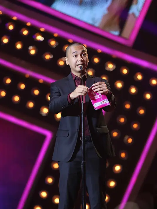 Penghargaan Infotainment Awards ini menjadi yang pertama bagi Raditya Dika. Meski terkejut dan kaget, aktor 31 tahun ini pun akan berusaha memberikan karya-karya yang terbaik ke depannya. (Nurwahyunan/Bintang.com)
