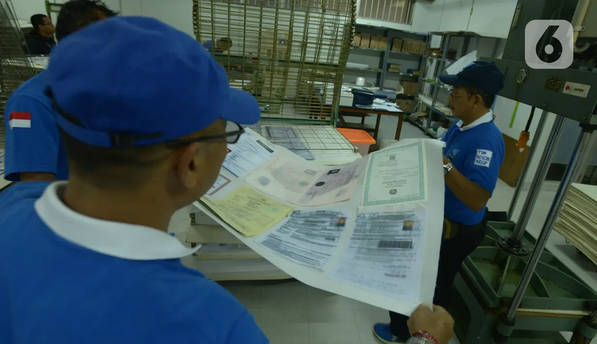 Petugas Tim Rescue Arsip menyelesaikan proses restorasi arsip keluarga milik warga di Kantor ANRI, Cilandak Timur, Jakarta, Selasa (7/1/2020). Restorasi arsip keluarga seperti Akte, Kartu Keluarga, Ijazah dan lainnya diberikan gratis untuk masyarakat terdampak banjir. (merdeka.com/Imam Buhori)