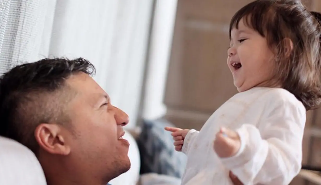 Gading saat bercanda dengan putri semata wayangnya. Disela-sela kesibukannya bekerja, ia mamanfaatkan waktu kosong dengan bercanda dengan putrinya. (Instagram/gadiiing)