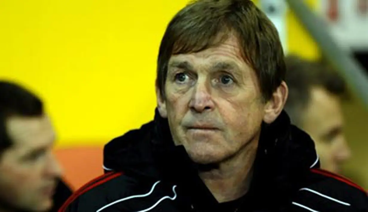 Tatapan bos Liverpool Kenny Dalglish pada partai lanjutan Liga Premier melawan Blackpool yang menang 2-1 di Bloomfield Road, 12 Januari 2011. AFP PHOTO/PAUL ELLIS