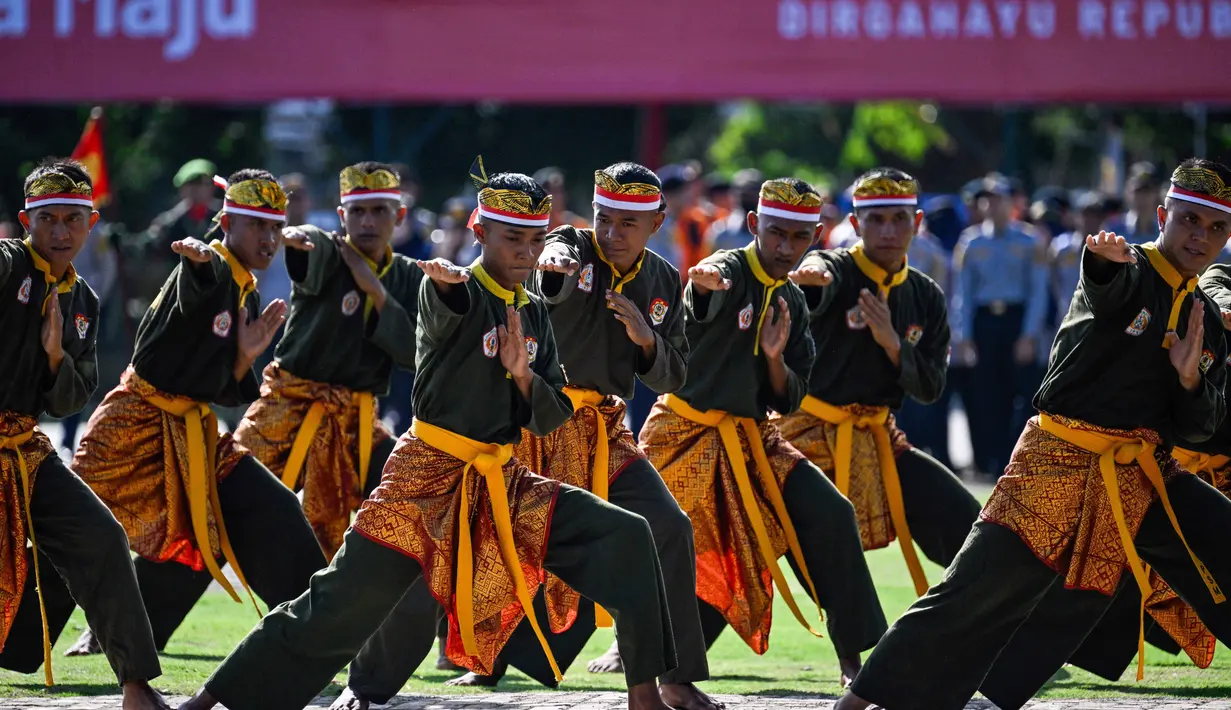 Para penampil saat upacara untuk memperingati HUT Ke-80 Kemerdekaan Indonesia di Banda Aceh pada 17 Agustus 2025. (CHAIDEER MAHYUDDIN/AFP)