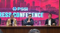 Ketua Umum PSSI Erick Thohir (tengah) didampingi Waketum PSSI Zainudin Amali (kiri) dan Sekjen PSSI Yunus Nusi saat menghadiri konferensi pers terkait update PSSI dan Timnas Indonesia di SUGBK, Senayan, Jakarta Pusat pada Selasa (16/9/2025) siang WIB. (Liputan6.com/Melinda Indrasari)