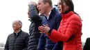 Pangeran William, Kate Middleton dan Pangeran Harry saat mengikuti perlombaan lari dalam acara amal Heads Together di Taman Queen Elizabeth II di London, Inggris (5/2). (AP Photo / Alastair Grant, Pool)