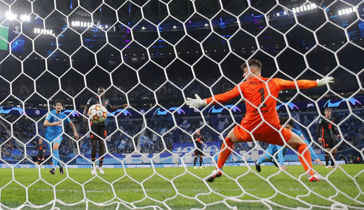 Kiper Chelsea Kepa Arrizabalaga (kanan) gagal menyelamatkan gawangnya dari tendangan Zenit St. Petersburg Claudinho pada pertandingan sepak bola Grup H Liga Champions di Gazprom Arena, St.Petersburg, Rusia, 8 Desember 2021. Pertandingan berakhir dengan skor 3-3. (AP Photo/Dmitry Lovetsky)