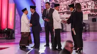 Capres dan cawapres nomor urut 01 Joko Widodo atau Jokowi-Ma'ruf Amin bersalaman dengan capres dan cawapres nomor urut 02 Prabowo Subianto-Sandiaga Uno usai debat perdana Pilpres 2019 di Hotel Bidakara, Jakarta, Kamis (17/1). (Liputan6.com/Faizal Fanani)