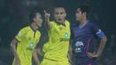 Striker Persik Kediri, Wimba Sutan, merayakan gol yang dicetaknya ke gawang Persita Tangerang pada laga final Liga 2 di Stadion Kapten I Wayan Dipta, Bali, Senin (25/11), Persik menang 3-2 atas Persita. (Bola.com/Gatot Susetyo)